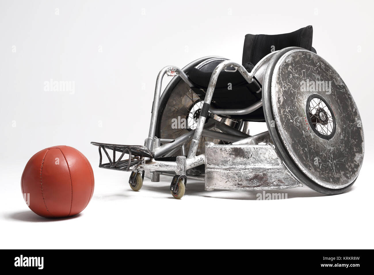 Rollstuhl und Medizinball Stockfoto