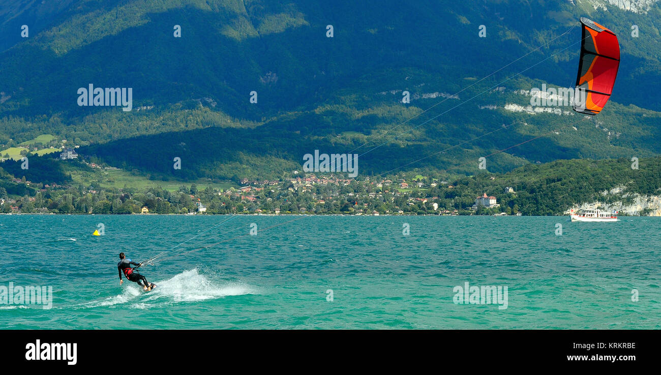 Kite Surfen auf See von Annecy und die Berge Landschaft, Frankreich Stockfoto