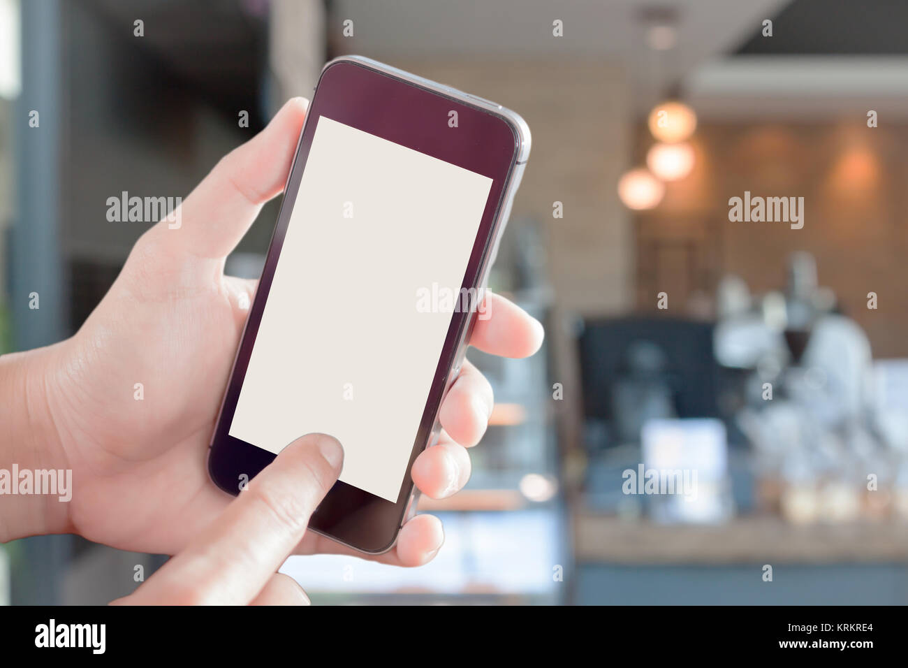 Womanan mit Smartphone mit unscharfen Coffee Shop Stockfoto