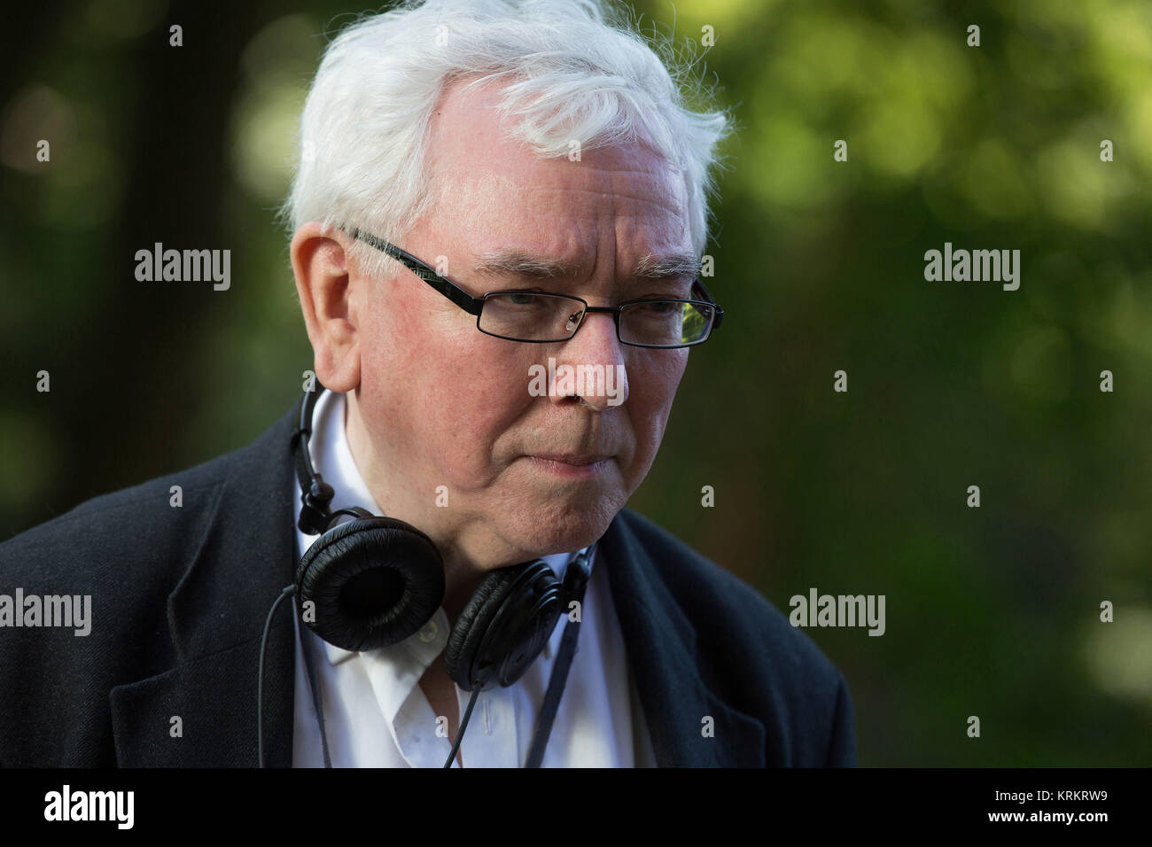 RELEASE DATE: April 28, 2017 TITEL: Der Kreis STUDIO: Music Box Filme Regie: Terence Davies PLOT: Die Geschichte der amerikanischen Dichterin Emily Dickinson von ihren frühen Tagen als junge Schülerin in ihren späteren Jahren als ein abgeschiedenes, unbekannter Künstler. STARRING: Regisseur Terence Davies. (Bild: © Music Box Filme/Unterhaltung Bilder) Stockfoto