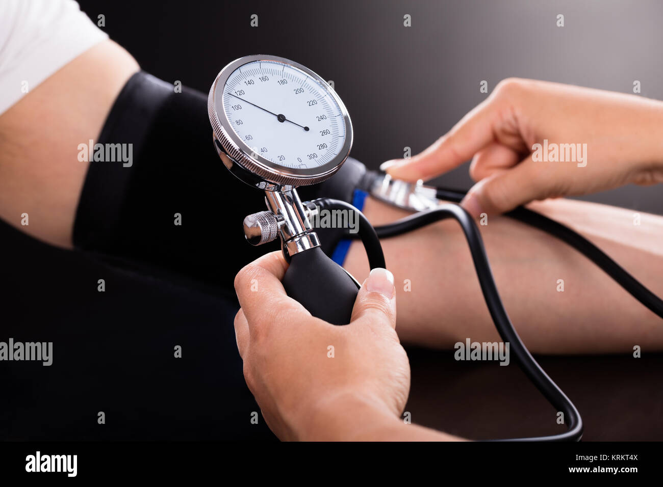 Arzt Kontrolle Blutdruck des Patienten Stockfoto