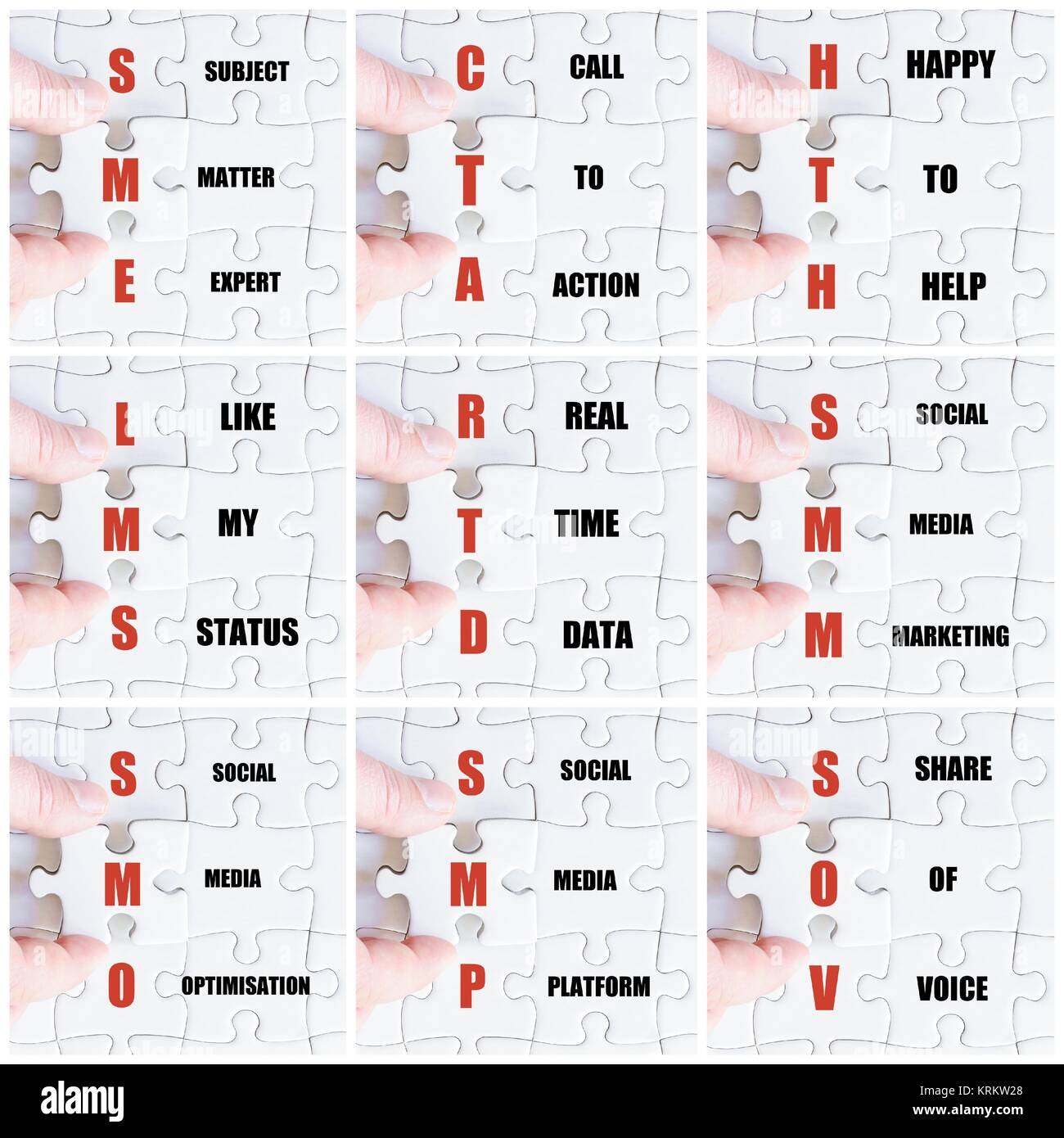 Hand der Geschäftsmann Abschluss der Puzzle Stockfoto