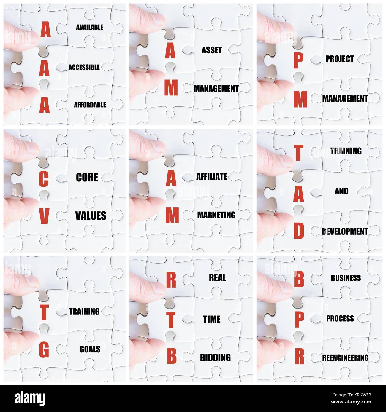 Hand der Geschäftsmann Abschluss der Puzzle Stockfoto