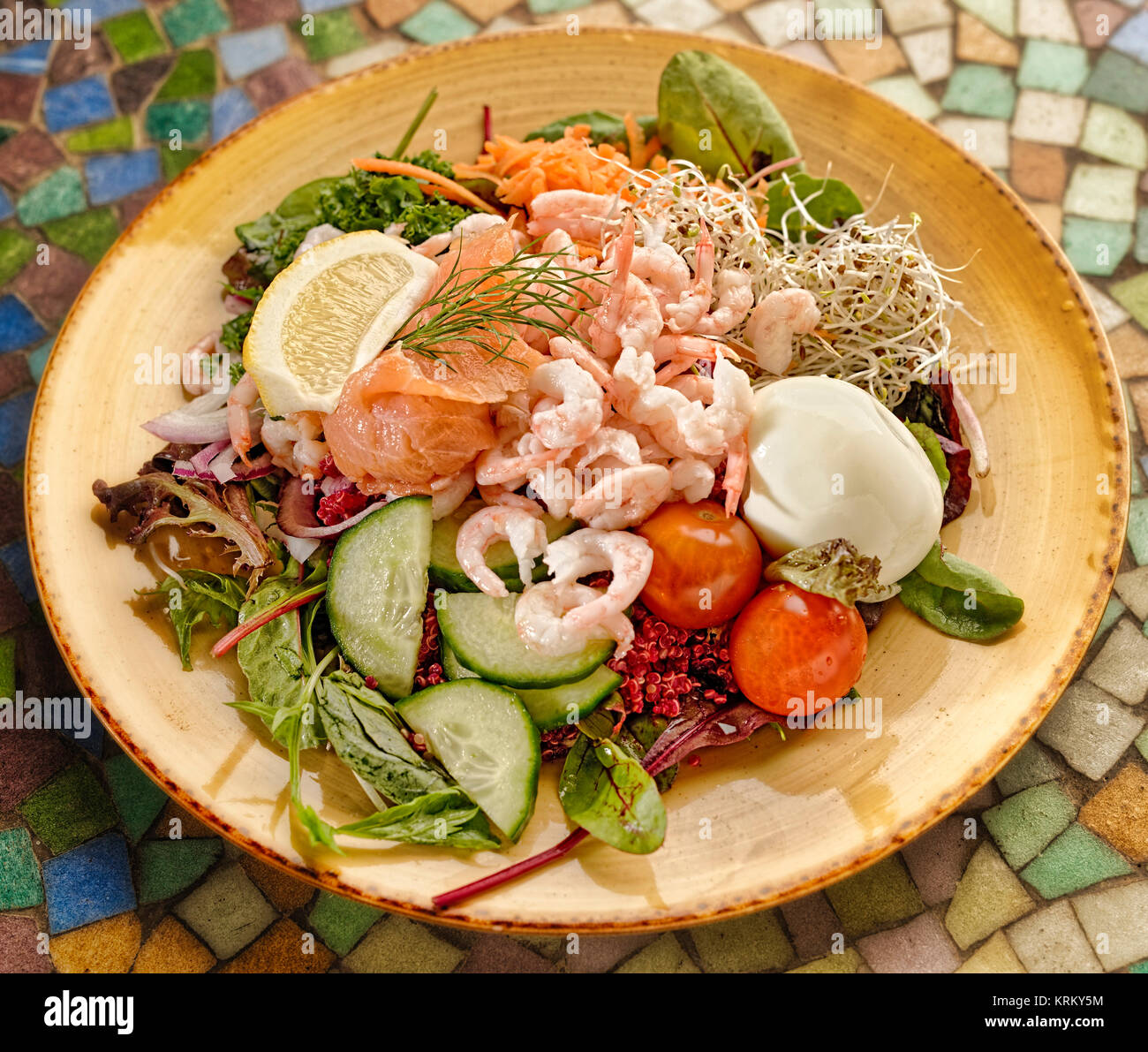 Hausgemachten Salat mit Garnelen, Lachs und Gemüse Stockfoto