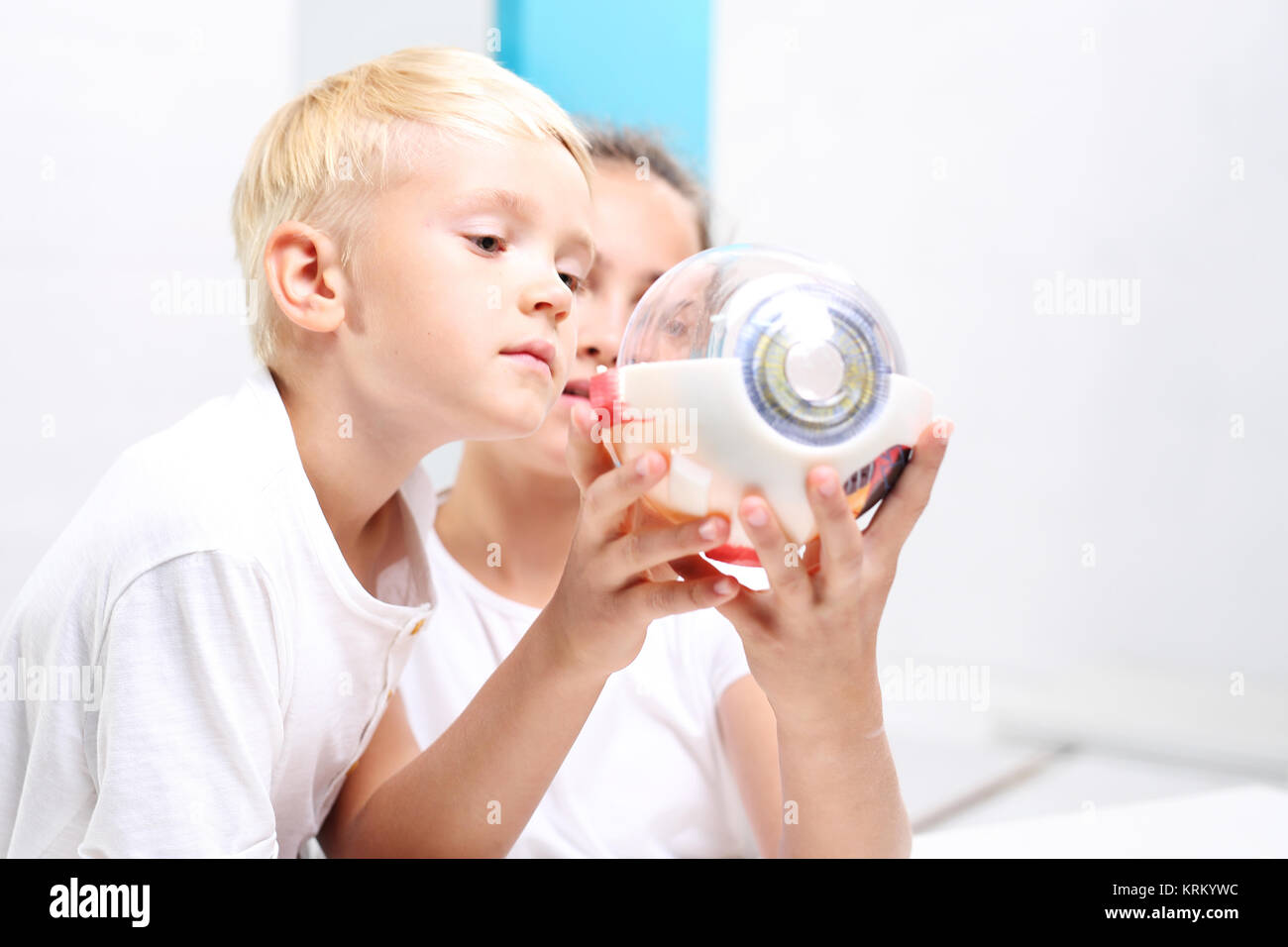 Dzieci dajÄ oglÄ…… Modell oka w Laboratorium szkolnym. Stockfoto