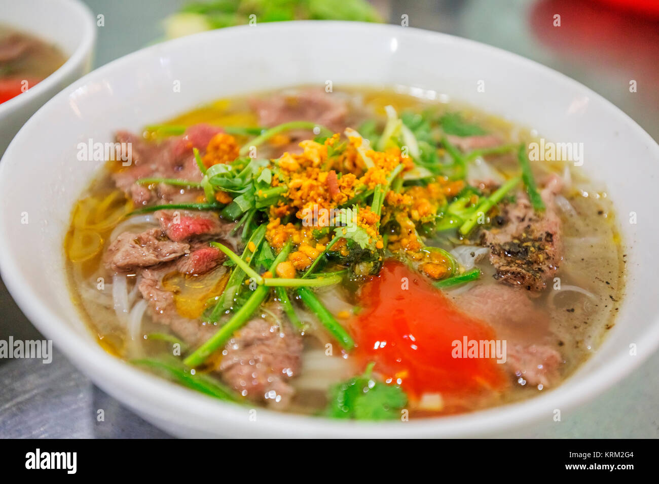 Vietnanese Rindfleisch pho mit sriracha Soße Schuß von Overhead im Hoi An Altstadt. Hoi An ist ein beliebtes Reiseziel in Asien. (Pho Pfandrecht) Stockfoto
