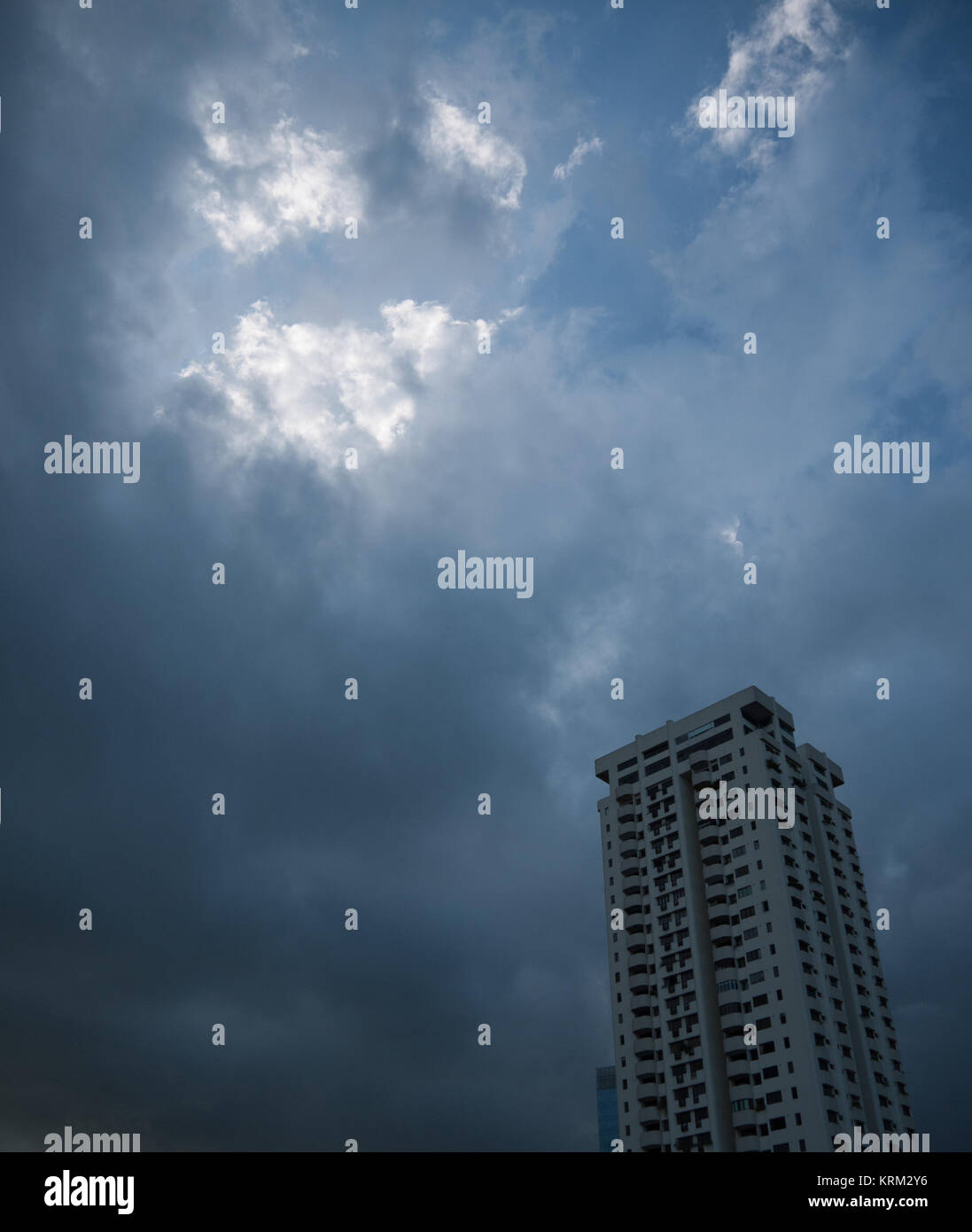 Ein Gebäude mit dunklen stürmischen Himmel IM HINTERGRUND Stockfoto