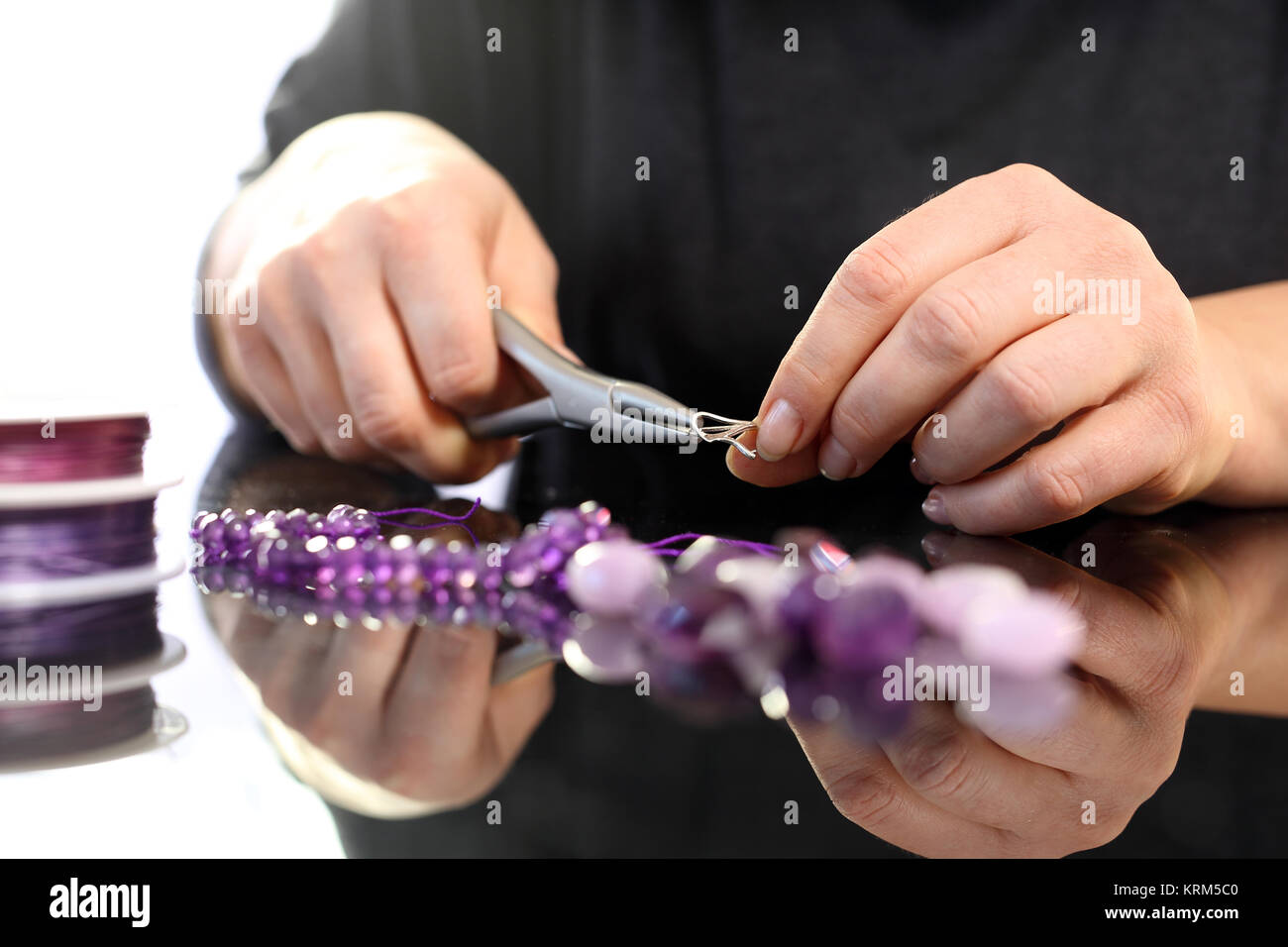 Korallen, lila Marmor. Amethyst, einem schönen lila Kette Stockfoto