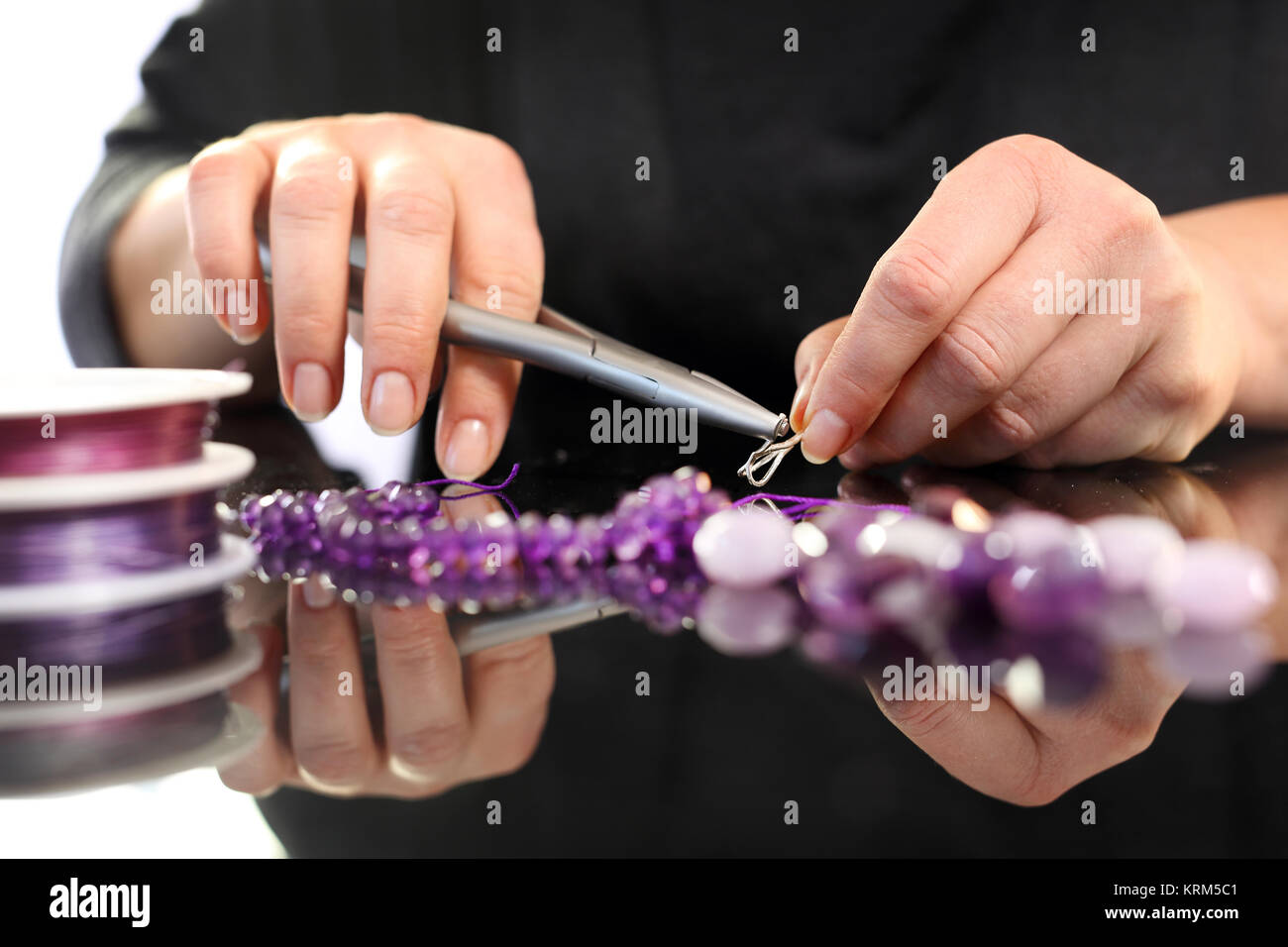 Korallen, lila Marmor. Amethyst, einem schönen lila Kette Stockfoto