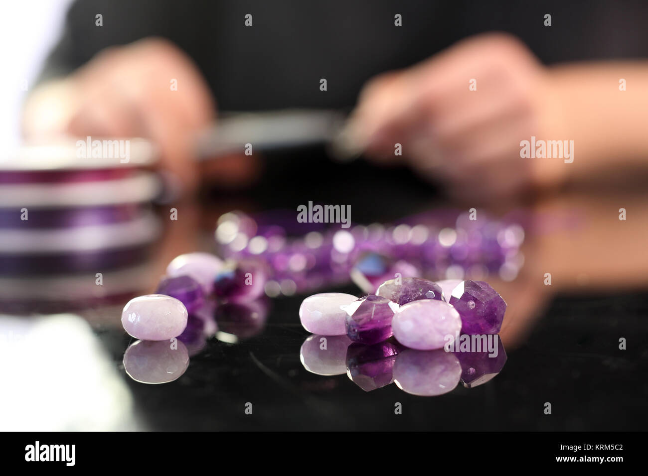 Korallen, lila Marmor. Amethyst, einem schönen lila Kette Stockfoto