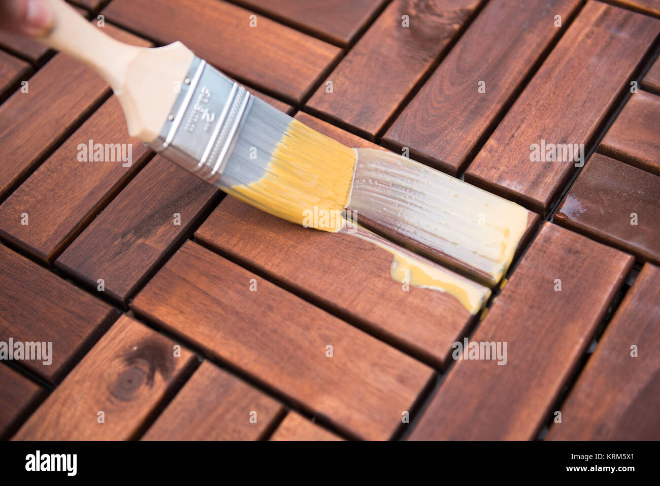 Pinsel auftragen Schutzschicht auf Holz Stockfoto
