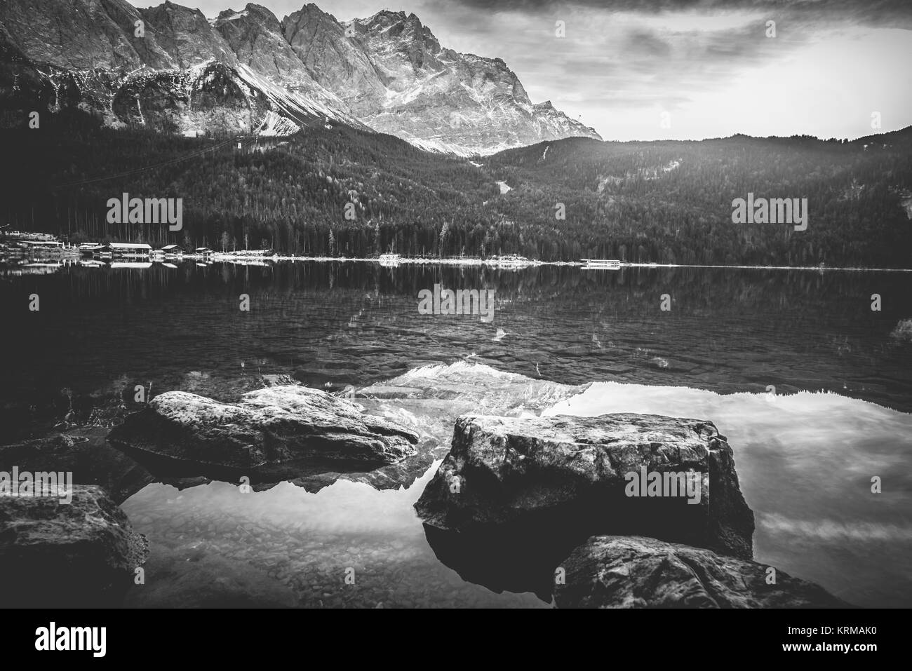 Monochrome Landschaft mit Bergen, die im Wasser reflektiert Stockfoto