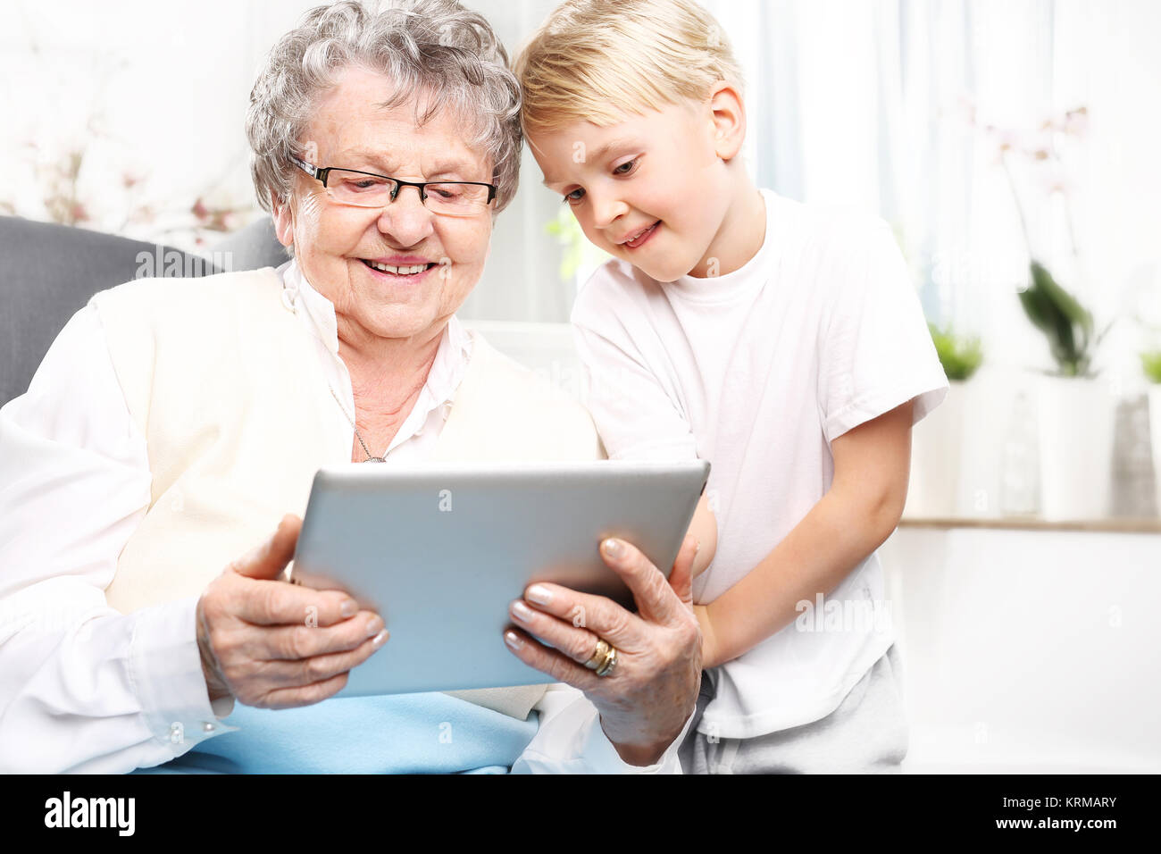 Ein Besuch in einer Großmutter. Großmutter und Enkel. Stockfoto