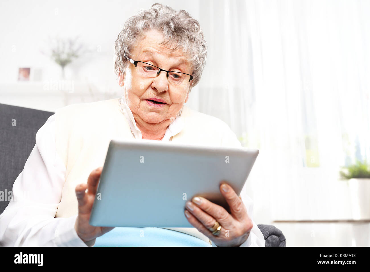 Oma und dem Computer. Eine ältere Frau mit einem Tablet. pensionierte, Unterhaltung im Internet Stockfoto