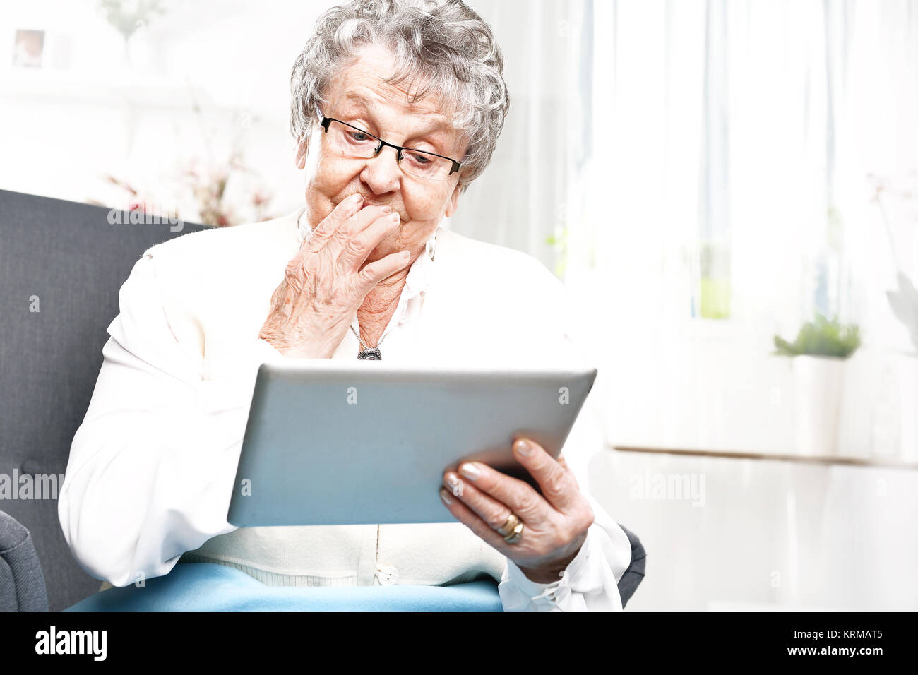 Oma und dem Computer. reife Frau mit einem Tablet. pensionierte,  Unterhaltung im Internet Stockfotografie - Alamy