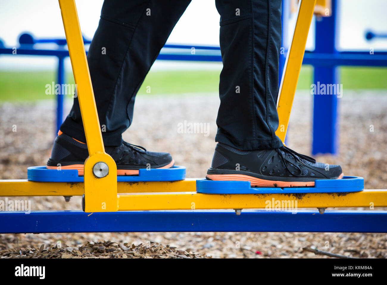 Junger Mann im Fitnessbereich im Freien arbeiten Stockfoto