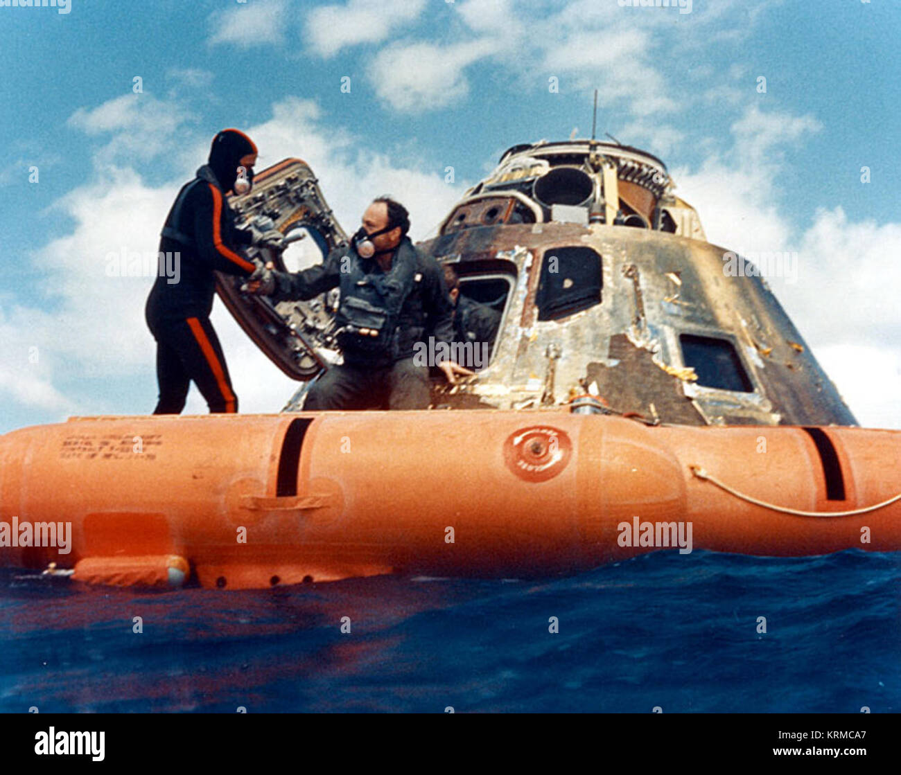 Eine Marine Diver hilft Ed Mitchell in die Wiederaufnahme floss Ap 14-S 71-19474 Stockfoto