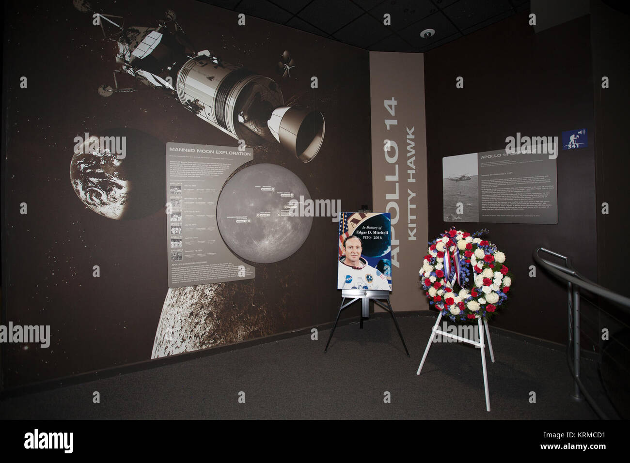 Familie und Freunde versammeln sich die Lunar Theater bei der Saturn V-Gebäude der Erinnerung an Edgar Mitchell mit einer Kranzniederlegung zu ehren. Edgar Mitchell's Memorial Kranz in der Apollo 14 Ausstellung Stockfoto