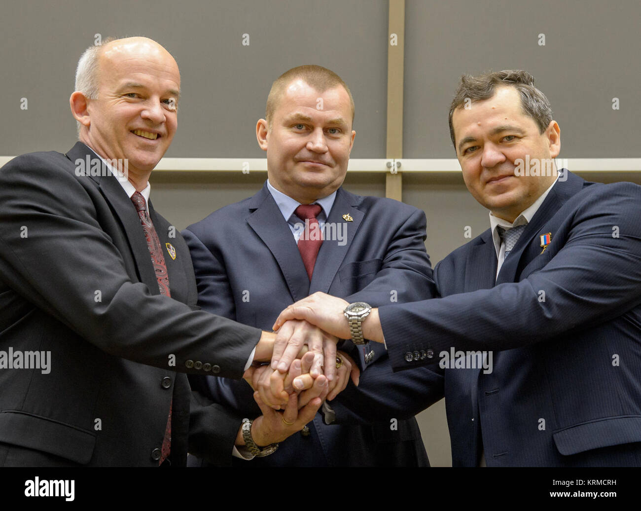 Expedition 47 NASA-Astronaut Jeff Williams, Links, Russischer Kosmonaut Alexei Ovchinin von Roskosmos, Mitte und der russische Kosmonaut Oleg Skripochka posieren für ein Gruppenfoto während einer Besatzung Pressekonferenz auf der Gagarin Cosmonaut Training Centre (GCTC), Freitag, Februar 26, 2016, in Star City, Russland. Photo Credit: (NASA/Bill Ingalls) Expedition 47 Preflight (NHQ 201602260021) Stockfoto