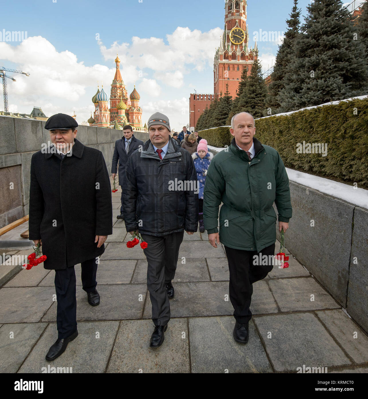 Expedition 47 russischen Kosmonauten Oleg Skripochka, Links, und Alexej Ovchinin von Roskosmos, zusammen mit anderen Besatzungsmitglied der NASA-Astronaut Jeff Williams, rechts, Red Square besuchen Sie Rosen an dem Standort, an dem russischen Raum Symbole als Teil der Traditionellen vor INTERRED zu starten - Zeremonien Freitag, Februar 26, 2016, Moskau, Russland. Photo Credit: (NASA/Bill Ingalls) Expedition 47 Preflight (NHQ 201602260002) Stockfoto