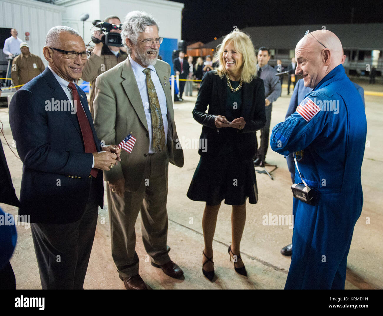 Expedition 46 Kommandant Scott Kelly der NASA, rechts, ist mit der NASA Administrator Charles Bolden gesehen, links, Dr. John holdren, Direktor des Weißen Hauses Büro für Wissenschaft und Technologie, der zweite von links, und Dr. Jill Biden, Ehefrau von Vizepräsident Joe Biden, zweiter von rechts, nach der Rückkehr in Ellington Field, Donnerstag, 3. März 2016 in Houston, Texas nach seiner Rückkehr auf die Erde. Kelly und die Flugingenieure Michail Kornienko und Sergey Volkov von roskosmos landete in der Sojus TMA-18M Kapsel in Kasachstan am 1. März (Eastern Time). Kelly und Kornienko abgeschlossen eine Internationale Raumstation re Stockfoto