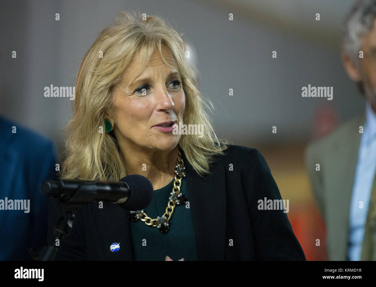 Dr. Jill Biden, Ehefrau von Vize-Präsident Joe Biden, spricht nach der Ankunft der Expedition 46 Kommandant Scott Kelly von der NASA im Ellington Field, Donnerstag, 3. März 2016 in Houston, Texas nach seiner Rückkehr auf die Erde... Kelly und Flugingenieure Mikhail Kornienko und Sergey Volkov Roscosmos landete in ihre Sojus TMA - 18M-Kapsel in Kasachstan am 1. März (Eastern Time). Kelly und Kornienko abgeschlossen eine internationale Raumstation Rekord Jahre währenden Mission als Mitglieder der Expeditionen 43, 44, 45 und 46, sammeln wertvolle Daten über die Auswirkungen der Schwerelosigkeit auf den menschlichen Körper, die Dauer werden Stockfoto