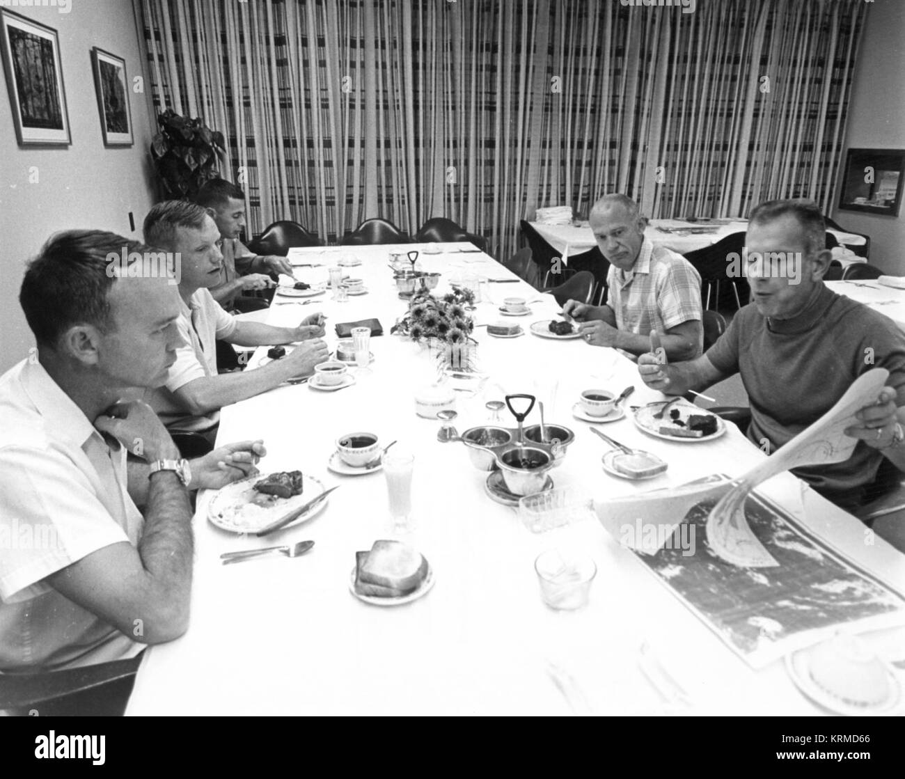 Mike Collins (links), Neil Armstrong, Bill Anders, Buzz Aldrin und Deke Slayton während der Start Frühstück Stockfoto