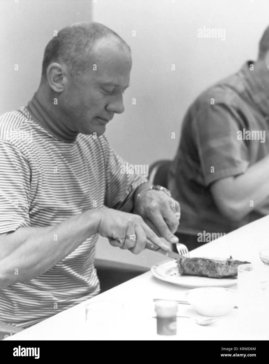 Buzz Aldrin essen Abendessen in Besatzung in der Nacht vor dem Start Stockfoto