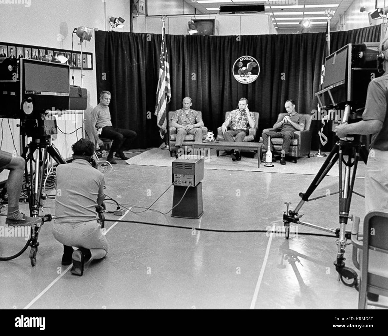 Deke Slayton (auf Hocker bei Links), Buzz Aldrin, Neil Armstrong, Michael Collins während der letzten Pressekonferenz vor dem Flug Stockfoto