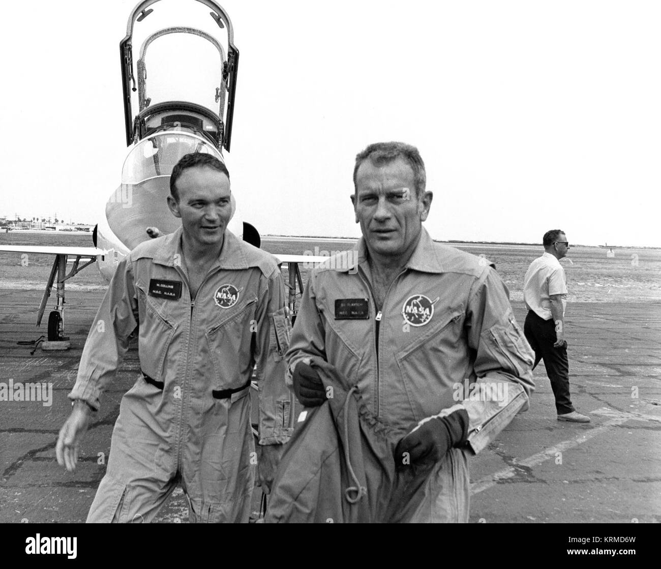 Mike Collins (links) und Deke Slayton zu Fuß von T-38 Flugzeugen an Patrick AFB Stockfoto