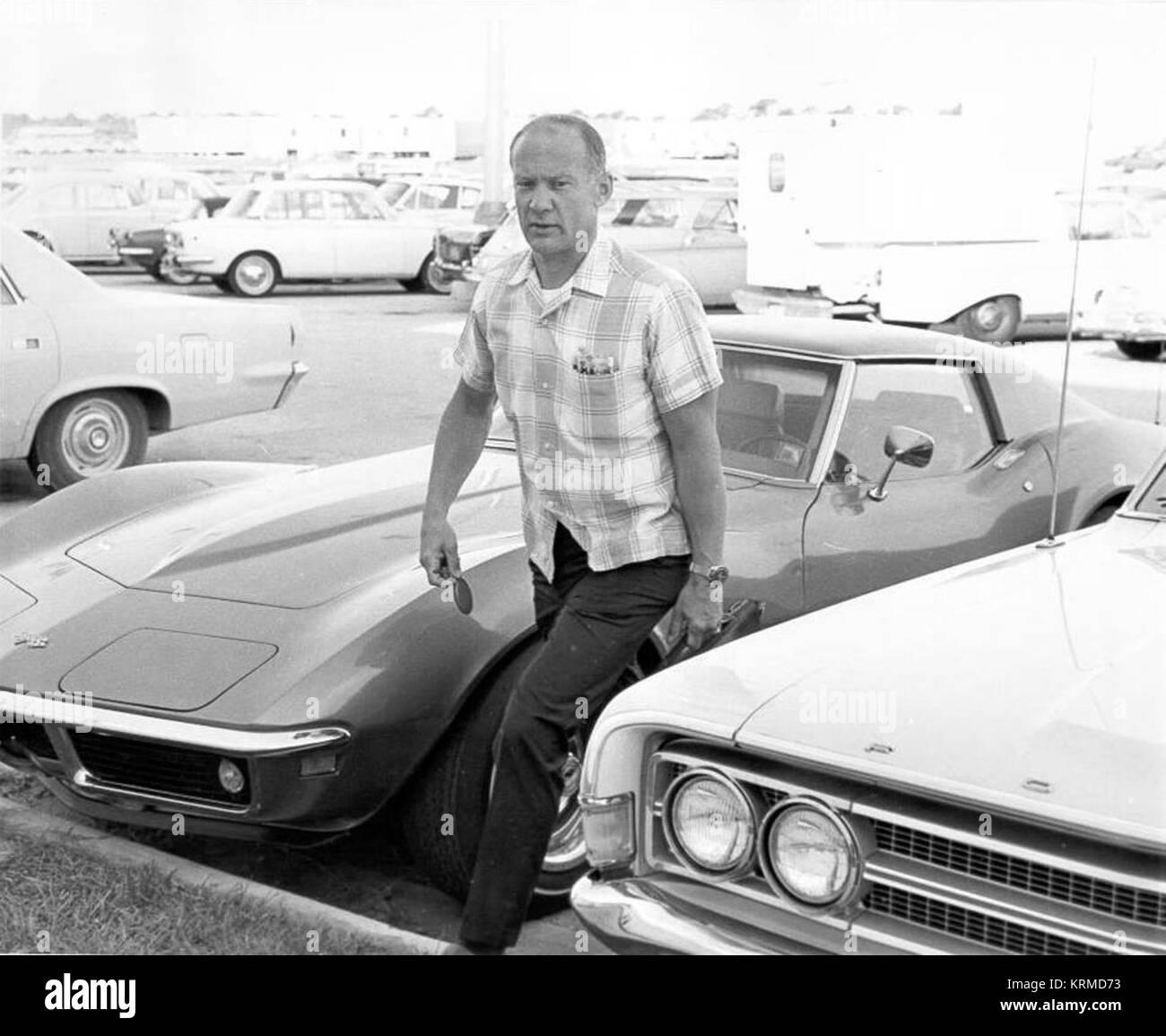 Buzz Aldrin kommt für Arbeit und hält die Schlüssel zu seiner Korvette Stockfoto