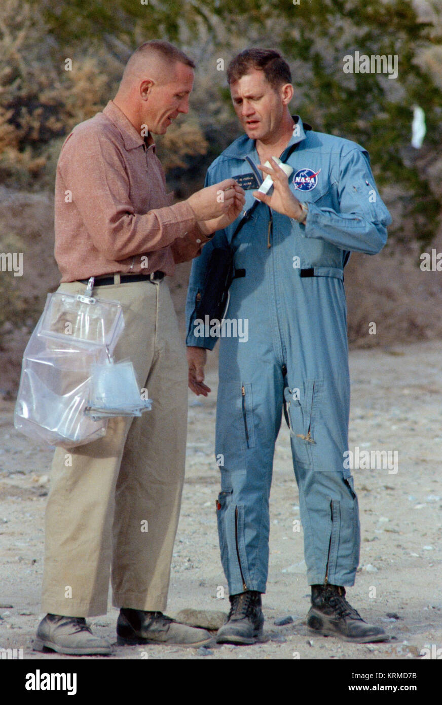 Apollo 11 Support Team Mitglieder Jack Swigert (links) und Bill Pogue (rechts), so ist die Probe während der Sierra Blanca Geologie Trip zu besprechen Stockfoto