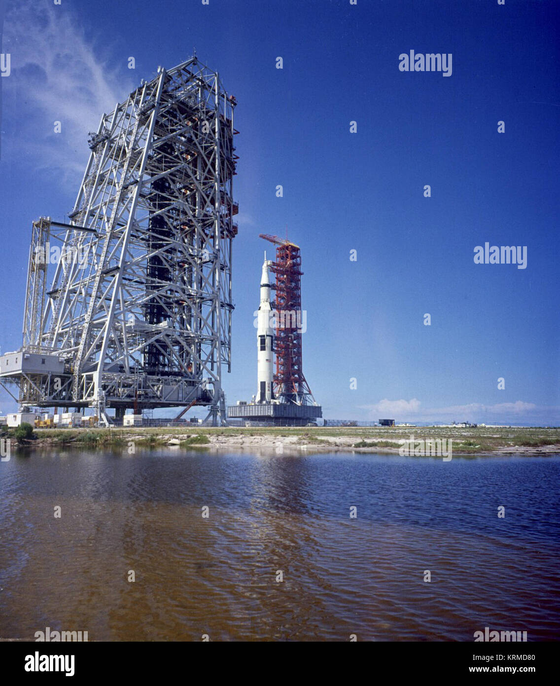 Ein Blick auf die Apollo 11 Saturn V während des Transports an der Mobile Service Struktur Stockfoto