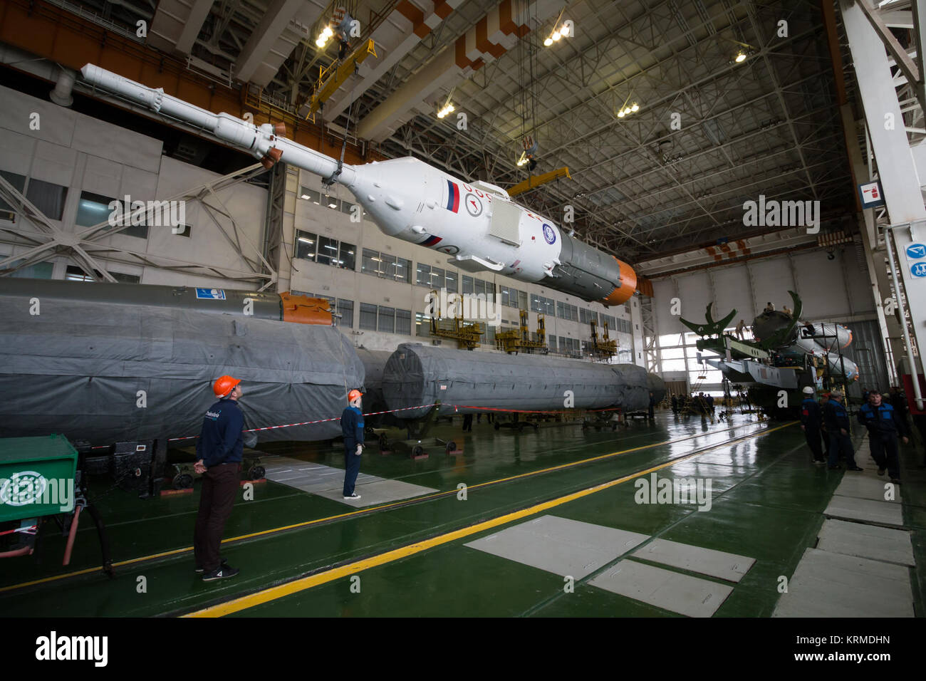 Die Sojus Rakete und Sojus TMA-20 M Sonde ist Dienstag, 15. März 2016 Auf dem Kosmodrom Baikonur in Kasachstan montiert. Start der Sojus TMA-20 M Sonde ist für den 19. März festgelegt und wird senden Expedition 47 Sojus Commander Alexey Ovchinin von Roskosmos, Flugingenieur Jeff Williams der NASA, und Bordingenieur Oleg Skripochka von roskosmos zur Internationalen Raumstation für eine Fünf und eine halbe Monat bleiben. Photo Credit: (NASA/Victor Zelentsov) Expedition 47 Sojus Endmontage (NHQ 201603150006) Stockfoto