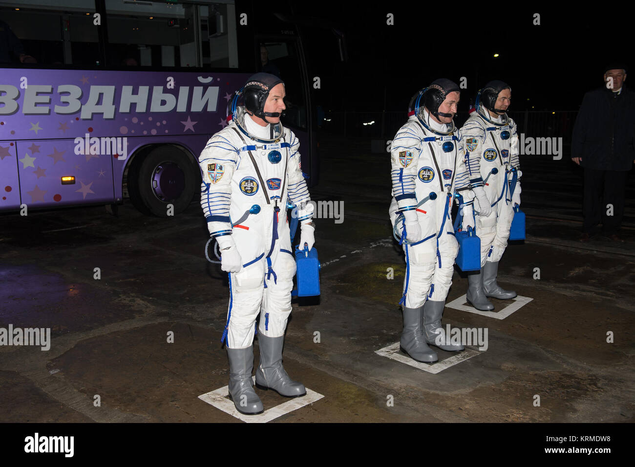 Expedition 47 Crewmitglieder, Flugingenieur Jeff Williams der NASA, Links, Sojus Commander Alexey Ovchinin von Roskosmos, Mitte und Bordingenieur Oleg Skripochka von Roskosmos, rechts, an der Startrampe an Bord der Sojus TMA-20 M Raumschiff starten, Samstag, März 19, 2016 auf dem Kosmodrom Baikonur in Kasachstan. Ovchinin, Williams, und Skripochka wird die nächsten fünf verbringen und eine halbe Monate an Bord der Internationalen Raumstation. Photo Credit: (NASA/Aubrey Gemignani) Expedition 47 Preflight (NHQ 201603190011) Stockfoto