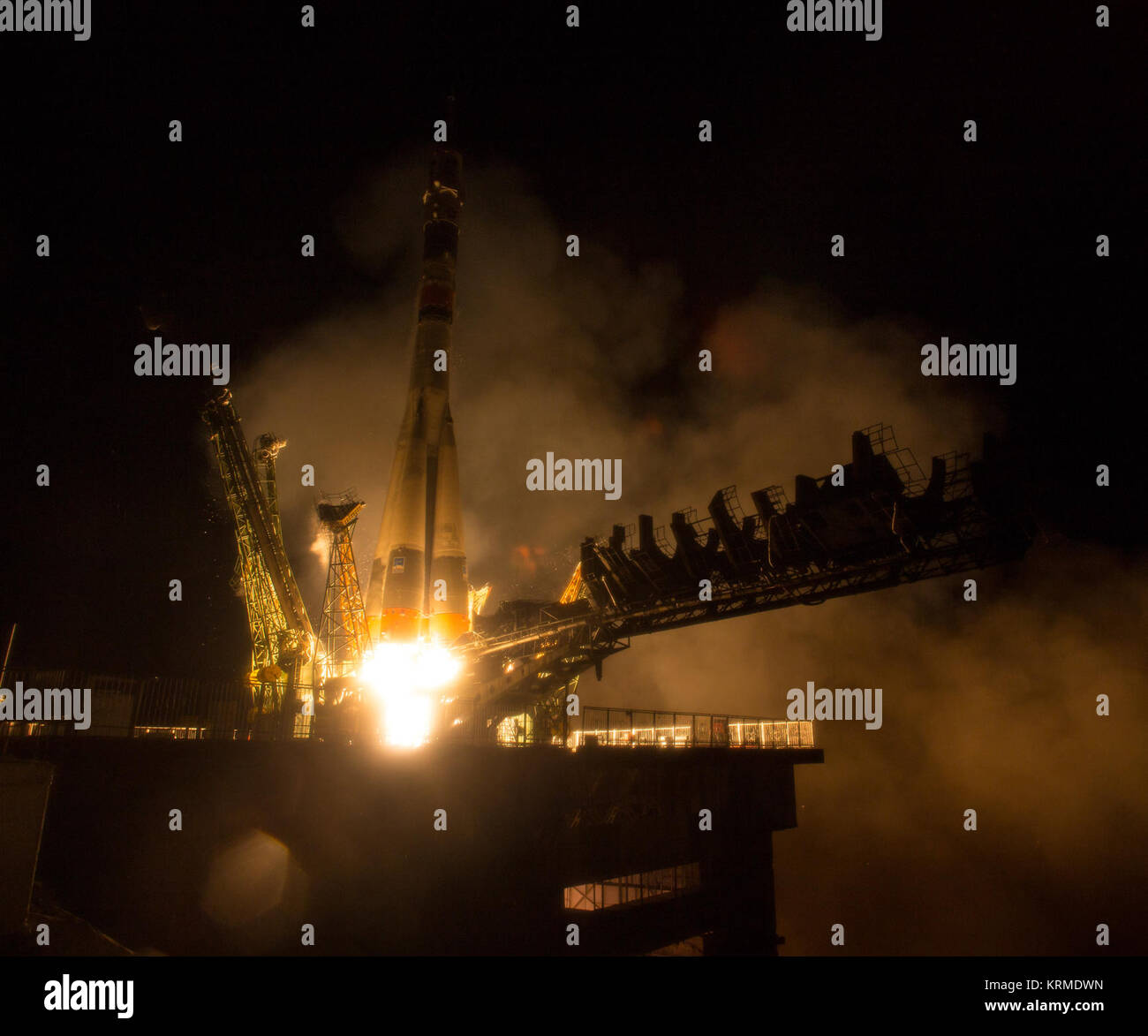 Die Sojus TMA-20 M Raketenstarts vom Kosmodrom Baikonur in Kasachstan am Samstag, 19. März 2016 Durchführung der Expedition 47 Sojus Commander Alexey Ovchinin von Roskosmos, Flugingenieur Jeff Williams der NASA, und Bordingenieur Oleg Skripochka von Roskosmos in die Umlaufbahn ihre fünf zu beginnen und einen halben Monat Mission auf der Internationalen Raumstation. (Foto: NASA/Aubrey Gemignani) Expedition 47 Starten (NHQ 201603190007) Stockfoto