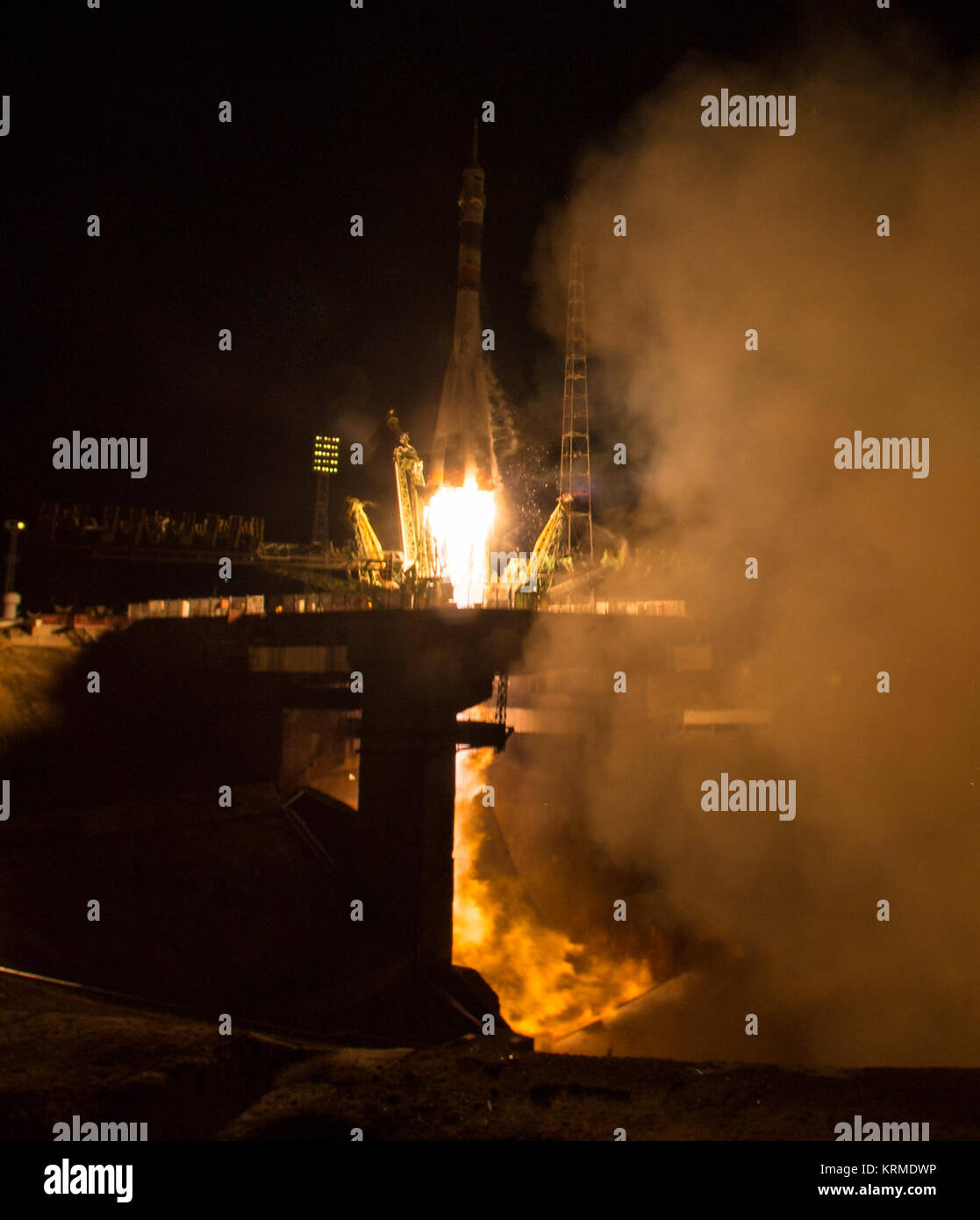 Die Sojus TMA-20 M Raketenstarts vom Kosmodrom Baikonur in Kasachstan am Samstag, 19. März 2016 Durchführung der Expedition 47 Sojus Commander Alexey Ovchinin von Roskosmos, Flugingenieur Jeff Williams der NASA, und Bordingenieur Oleg Skripochka von Roskosmos in die Umlaufbahn ihre fünf zu beginnen und einen halben Monat Mission auf der Internationalen Raumstation. (Foto: NASA/Aubrey Gemignani) Expedition 47 Starten (NHQ 201603190005) Stockfoto