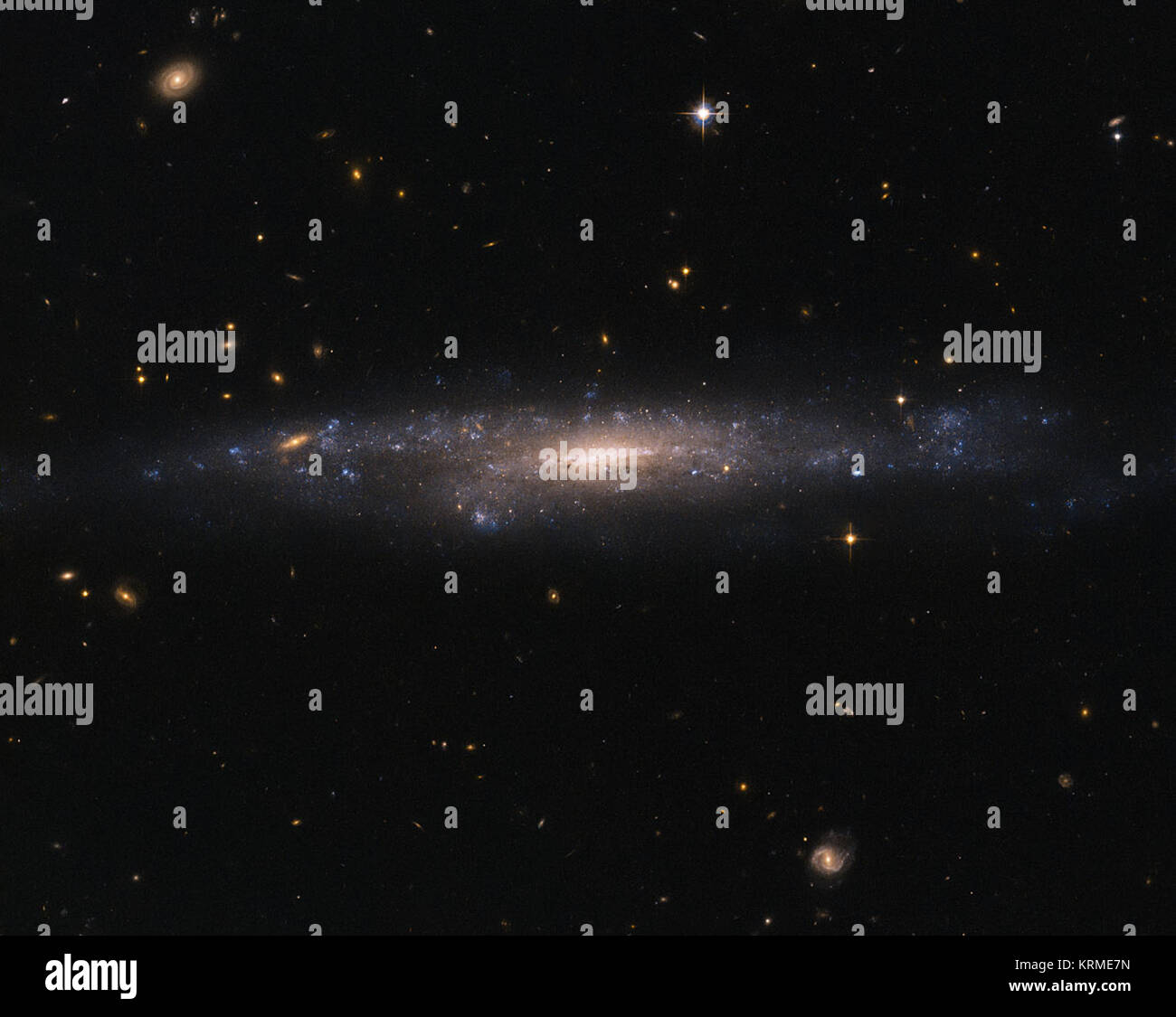Dieses eindrucksvolle NASA/ESA Hubble Space Telescope Bild fängt die Galaxie UGC 477, befindet sich über 110 Millionen Lichtjahre entfernt im Sternbild der Fische (der Fisch). UGC 477 ist eine geringe Oberflächenhelligkeit (LSB) Galaxy. Zuerst 1976 von Mike Disney, die Existenz von LSB-Galaxien erst 1986 mit der Entdeckung von Malin 1 bestätigt wurde vorgeschlagen. LSB-Galaxien wie UGC477 sind mehr diffus verteilt als Galaxien wie Andromeda und der Milchstraße. Mit einer Helligkeit von bis zu 250-mal schwächer als der Nachthimmel, diese Galaxien kann unglaublich schwer zu erfassen. Die meisten der Materie Stockfoto