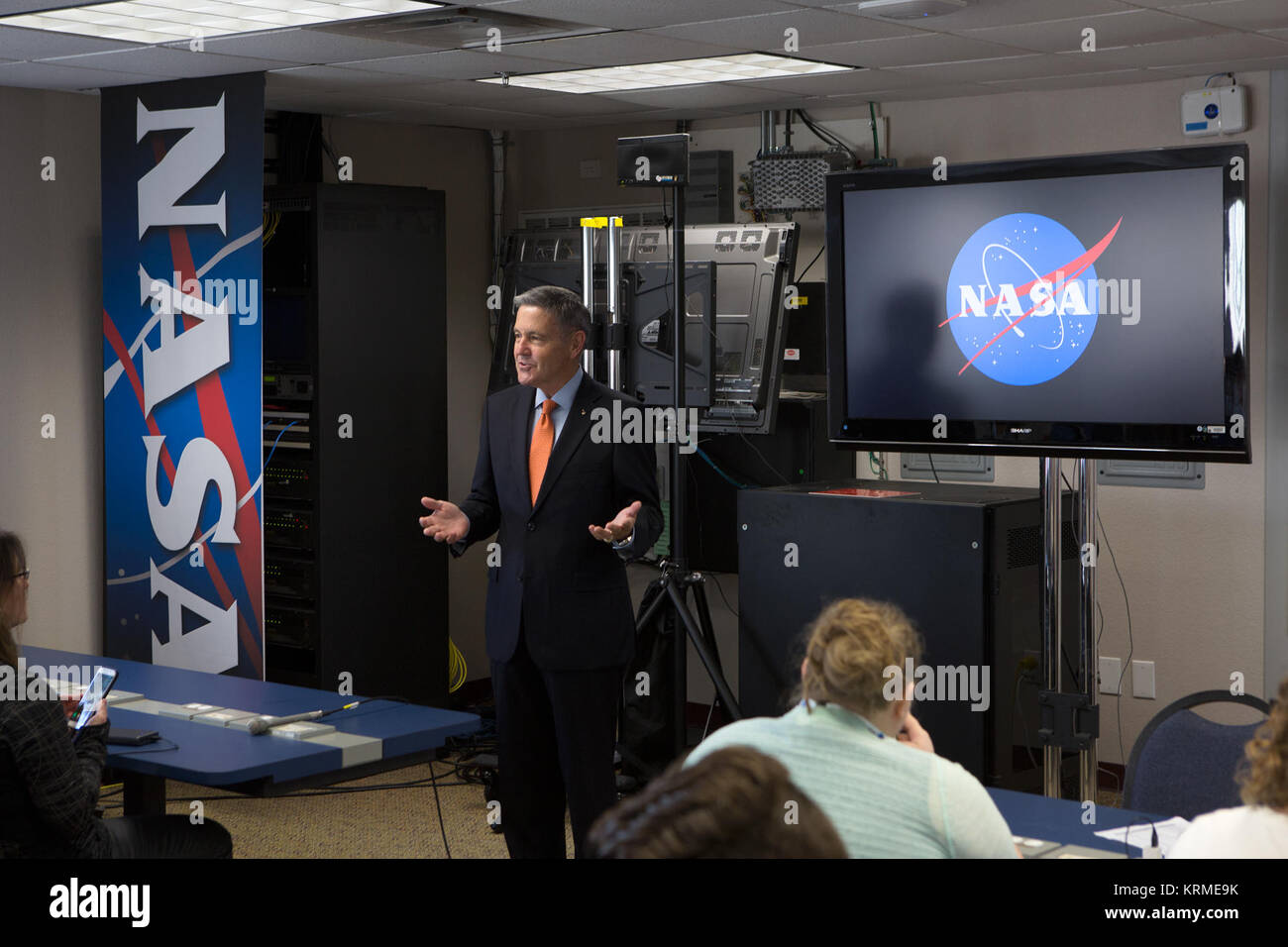 Bob Cabana und Dava Newman sprechen zu Social Media im Anhang auf der Seite über NASA-Updates. KSC -20160408-PH CSH 0001 0007 (26285161566) Stockfoto