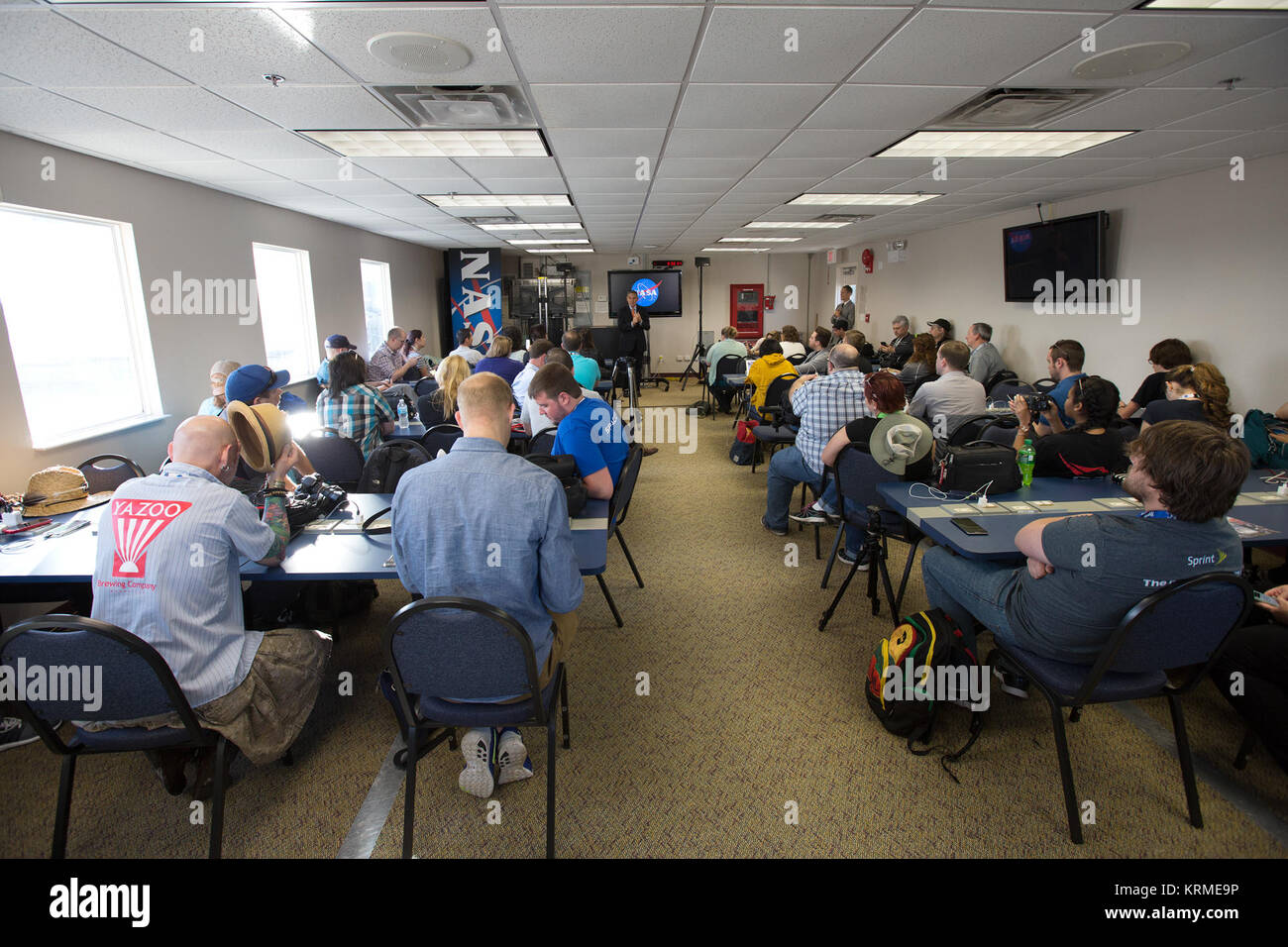 Bob Cabana und Dava Newman sprechen zu Social Media im Anhang auf der Seite über NASA-Updates. KSC -20160408-PH CSH 0001 0050 (26038229490) Stockfoto