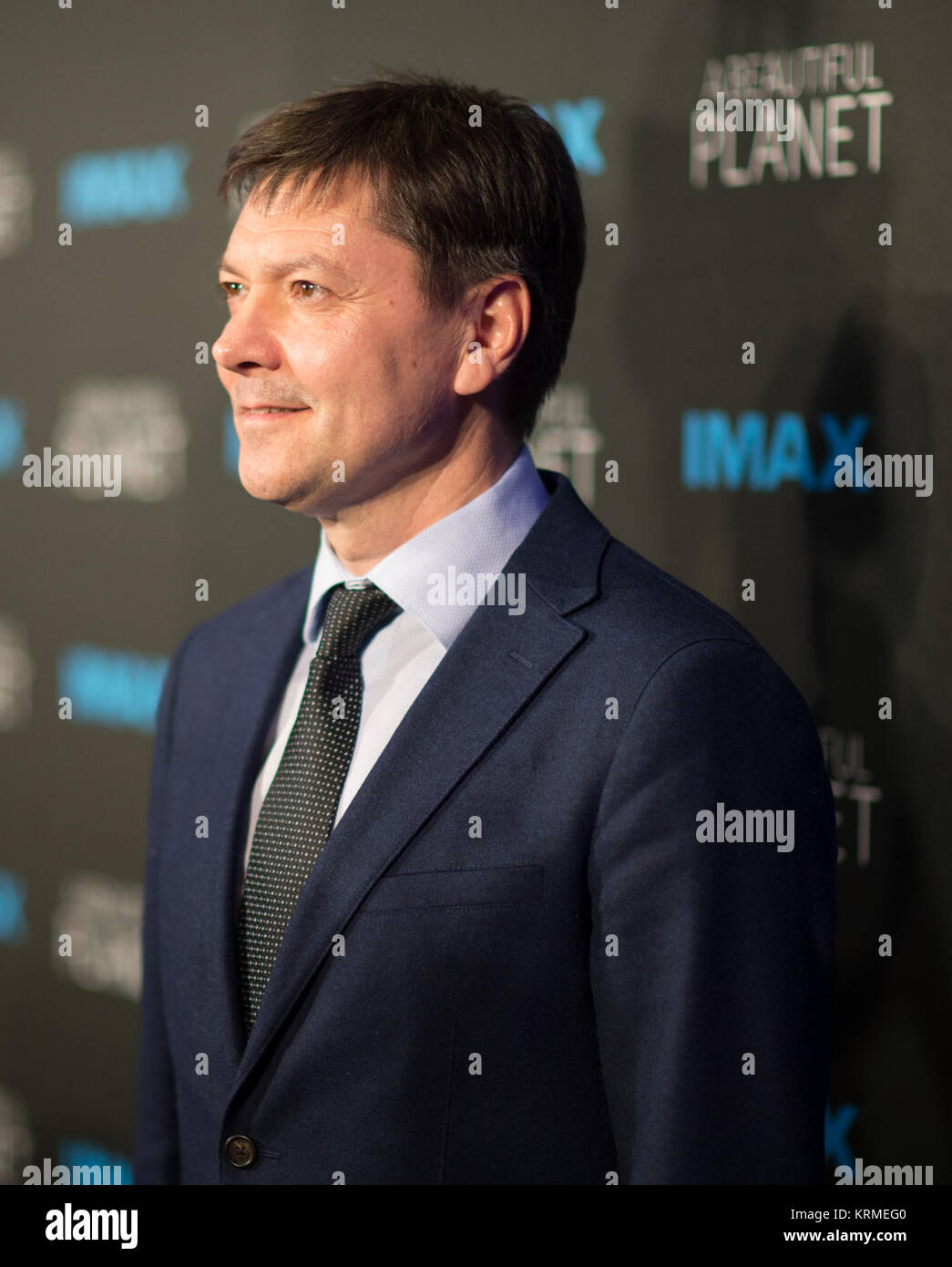 Der russische Kosmonaut Oleg Kononenko besucht die Weltpremiere der IMAX Film "Ein schöner Planet" bei AMC Loews Lincoln Square Theater am Samstag, 16. April 2016 in New York City. Der Film zeigt Aufnahmen der Erde von den Astronauten an Bord der Internationalen Raumstation gefangen. Photo Credit: (NASA/Joel Kowsky) "Ein wunderschöner Planet"-Weltpremiere (NHQ 201604160010) Stockfoto