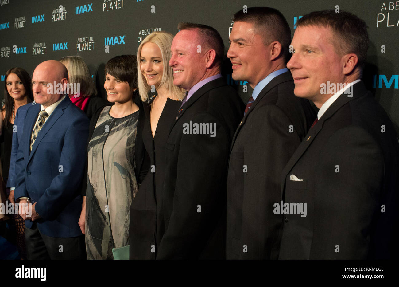 Ehemalige NASA-Astronaut Scott Kelly, Links, ESA-Astronaut Samantha Cristoforetti, zweiter von links, Jennifer Lawrence, dritter von links, NASA-Astronaut Barry Wilmore, dritter von rechts, NASA-Astronaut Kjell Lindgren, zweiter von rechts, und der NASA-Astronaut Terry Virts, rechts, Post für ein Bild, wie Sie für die Weltpremiere des IMAX-Films "Ein schöner Planet" bei AMC Loews Lincoln Square Theater am Samstag, 16. April 2016 in New York City. Der Film zeigt Aufnahmen der Erde von den Astronauten an Bord der Internationalen Raumstation gefangen. Photo Credit: (NASA/Joel Kowsky) "Eine schöne Welt". Stockfoto