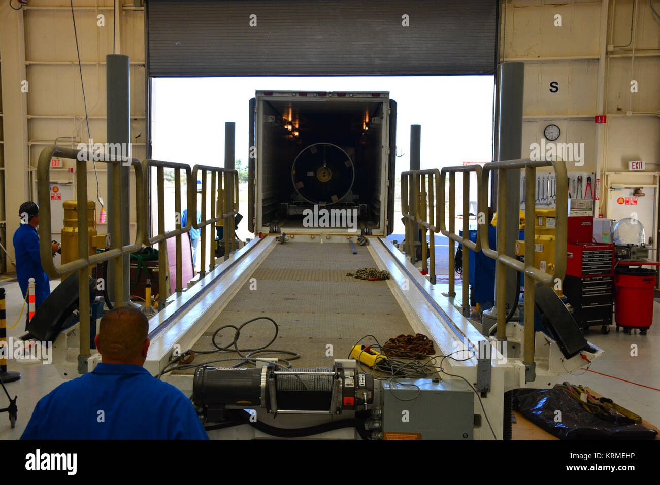 In Gebäude 1555 auf der Vandenberg Air Force Base in Kalifornien, Techniker und Ingenieure entlasten die erste Stufe Motor für die ORBITALE ATK Pegasus XL Rakete, die acht NASA Cyclone Global Navigation Satellite System, oder CYGNSS, Raumfahrzeuge. Vorbereitungen am Vandenberg, die Rakete abgeschlossen, mit CYGNSS in ihrer Nutzlastverkleidung, wird dem Orbital ATK L-1011 Träger Flugzeuge angebracht werden und zum Kennedy Space Center der NASA in Florida transportiert. Am Dez. 12, 2016, den Träger Flugzeuge wird voraussichtlich aus dem Kompaktlader Streifen der Cape Canaveral Air Force Station und CYGNSS zu nehmen Stockfoto