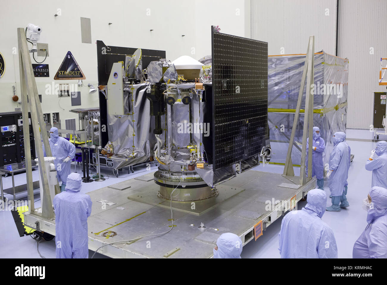 OSIRIS-REx uncrating am PHSF. OSIRIS-REx Raumsonde Bereit für die Mission Stockfoto