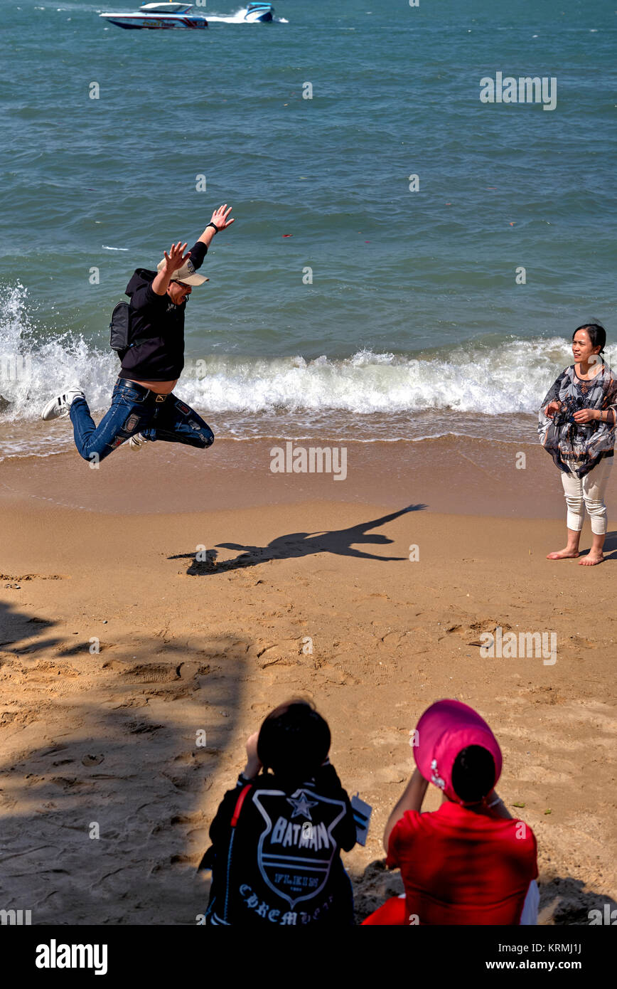 Mann springen und erstellen einen Schatten ähnlich wie ein Fallschirmspringer in der Luft. Stockfoto