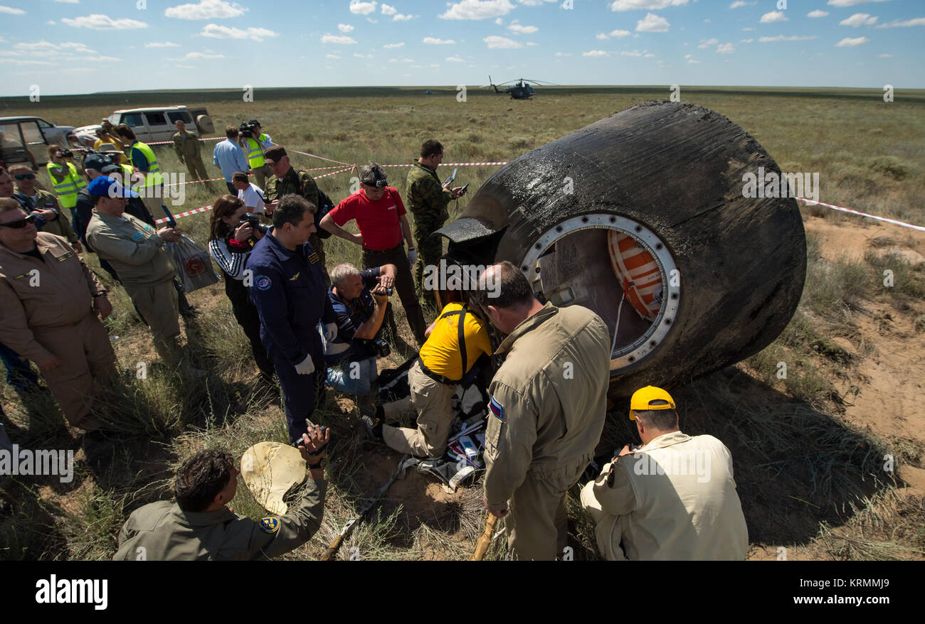 Russische Unterstützung Personal arbeiten rund um die Sojus TMA-19 M Raumfahrzeug, nachdem es mit Expedition 47 Crew Mitglieder Tim Kopra Tim Peake der NASA, der Europäischen Weltraumorganisation und Jurij Malenchenko von roskosmos in der Nähe der Stadt Zhezkazgan, Kasachstan am Samstag, 18. Juni 2016 gelandet. Kopra, Peake, und Malenchenko kehren nach sechs Monaten im Raum, wo sie dienten als Mitglieder der Expedition 46 und 47 Crews der Internationalen Raumstation an Bord. Photo Credit: (NASA/Bill Ingalls) Expedition 47 Sojus TMA-19 M Landung (NHQ 201606180031) Stockfoto