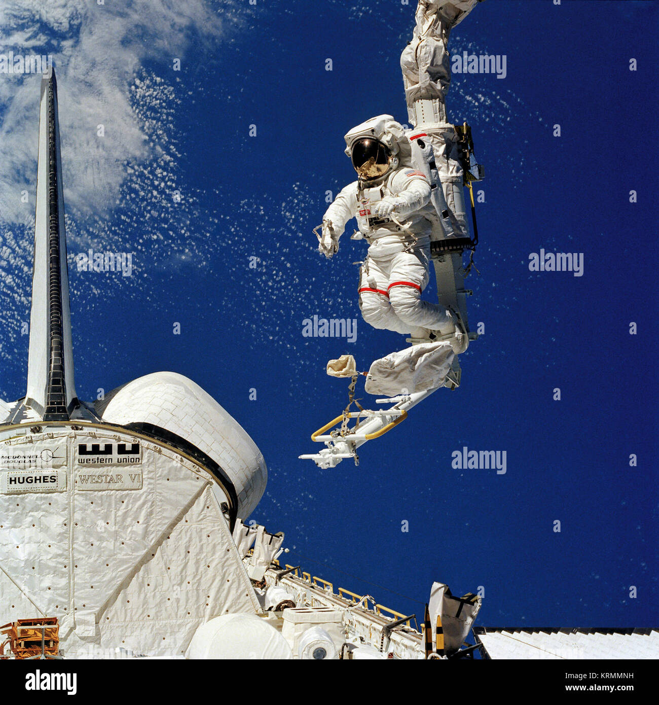 STS-41-B EVA Bruce McCandless II mit Manipulator Foot Zurückhaltung Stockfoto