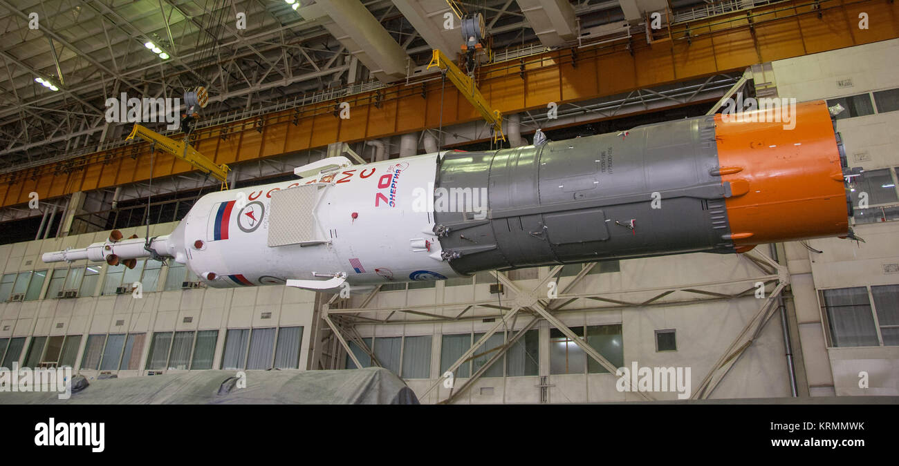 Die Sojus Rakete und Sojus MS-01 Raumfahrzeuge sind Sonntag, 3. Juli 2016 Auf dem Kosmodrom Baikonur in Kasachstan montiert. NASA-Astronaut Kate Rubins, kosmonaut Anatoly Ivanishin der Russischen Raumfahrtbehörde Roskosmos, und der Astronaut Takuya Onishi der Japan Aerospace Exploration Agency (JAXA) wird vom Kosmodrom Baikonur in Kasachstan am Morgen des 7. Juli, Kasachisch Zeit (6. Juli Eastern Time.) Alle drei etwa vier Monate auf dem orbital Komplex verbringen, Rückkehr zur Erde im Oktober starten. Photo Credit: (NASA/Alexander Wyssozki) Expedition 48 Sojus Rollout (NHQ 201607030103) Stockfoto