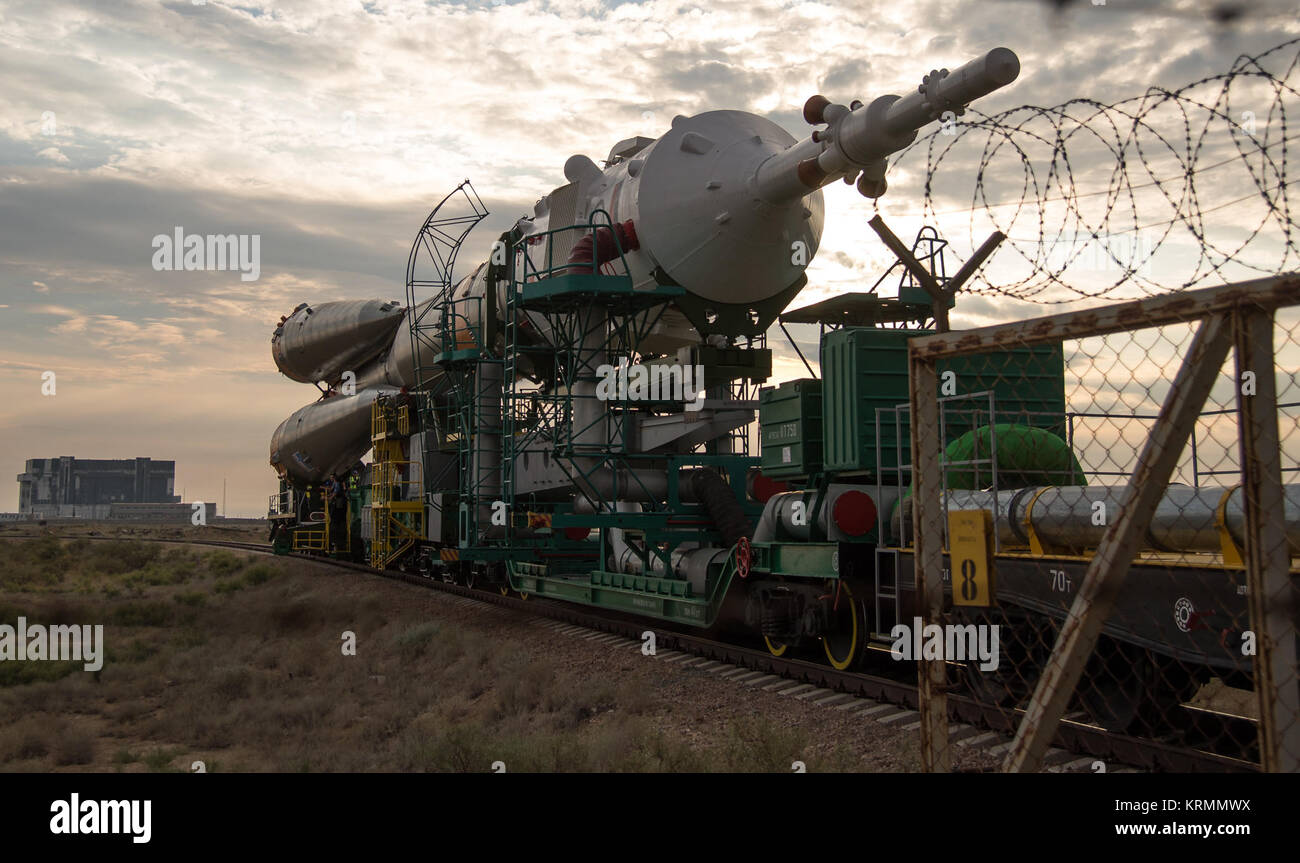 Die Sojus MS-01 Raumschiff wird durch Zug an der Startrampe auf dem Kosmodrom Baikonur, Kasachstan, Montag, 4. Juli 2016 rollte. NASA-Astronaut Kate Rubins, kosmonaut Anatoly Ivanishin der Russischen Raumfahrtbehörde Roskosmos, und der Astronaut Takuya Onishi der Japan Aerospace Exploration Agency (JAXA) wird vom Kosmodrom Baikonur in Kasachstan am Morgen des 7. Juli, Kasachisch Zeit (6. Juli Eastern Time.) Alle drei etwa vier Monate auf dem orbital Komplex verbringen, Rückkehr zur Erde im Oktober starten. Photo Credit: (NASA/Bill Ingalls) Expedition 48 Sojus Rollout (NHQ 201607040106) Stockfoto