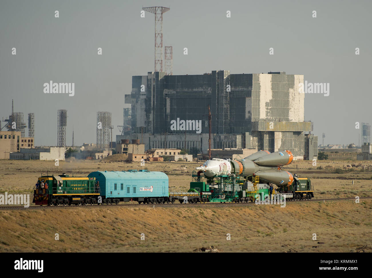 Die Sojus MS-01 Raumschiff wird durch Zug an der Startrampe auf dem Kosmodrom Baikonur, Kasachstan, Montag, 4. Juli 2016 rollte. NASA-Astronaut Kate Rubins, kosmonaut Anatoly Ivanishin der Russischen Raumfahrtbehörde Roskosmos, und der Astronaut Takuya Onishi der Japan Aerospace Exploration Agency (JAXA) wird vom Kosmodrom Baikonur in Kasachstan am Morgen des 7. Juli, Kasachisch Zeit (6. Juli Eastern Time.) Alle drei etwa vier Monate auf dem orbital Komplex verbringen, Rückkehr zur Erde im Oktober starten. Photo Credit: (NASA/Bill Ingalls) Expedition 48 Sojus Rollout (NHQ 201607040116) Stockfoto